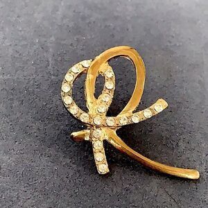 Vintage gold rhinestone ribbon pin back NOS